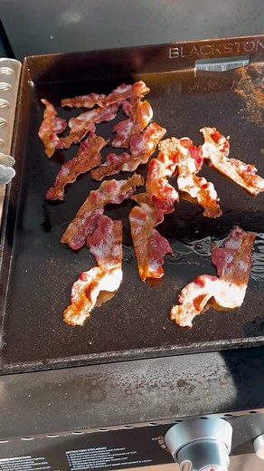 Them bacon drippings come up easily on a well seasoned griddle! 👊🏻 #blackstone #griddle #bacon