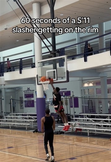 Dunking in the rec at 5’11. Gotta start doing fancy dunks now👀 #dariusjrag #dunk #basketball #jump #vert