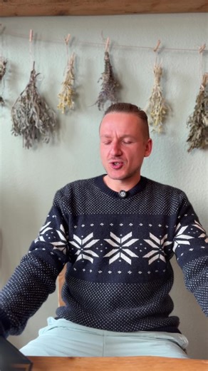 Die Edda ein Buch der Geheimnisse Zurück zu den Wurzeln, auch wir tragen einen Ansatzpunkt in uns, um dorthin zurückzufinden. In der Edda, deren Bedeutung sinnbildlich als „große Mutter“ verstanden werden kann, erhalten wir tiefe Einblicke in unsere Ursprünge. Sie erzählt nicht in Gesetzen oder Verurteilungen, sondern in Liedern und Geschichten. Worte, die uns zunächst fremd erscheinen – und doch nachklingen, uns berühren und etwas in uns hinterlassen. Vielleicht ist es genau dieses Gefühl, das 