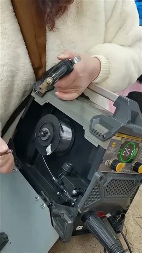 Detailed process of installing the welding wire spool for household gasless MIG welding