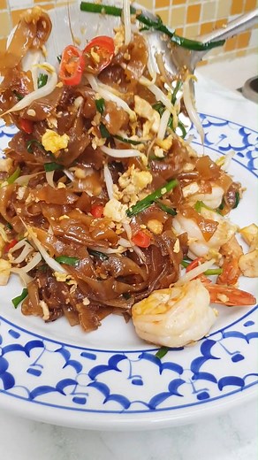 5.6K views · 101 reactions |  Fried Kuey Teow — hot from the wok, full of wok hei, simple, fragrant & crazy delicious  sooo yummy! ✨ #homecookingwithsomjit #KueyTeow #WokHei | Home Cooking with Somjit | Facebook