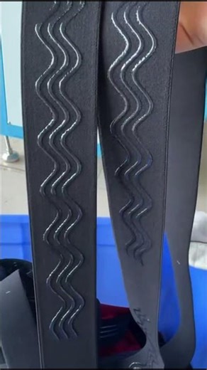 Liquid silicone wave type dispensing machine for strap/leather