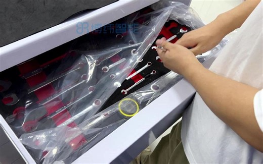 RFID智能工器具盘点车，每层独立锁控，工器具自动实盘点，可实现工器具快速领用、归还、清点的智能化管理