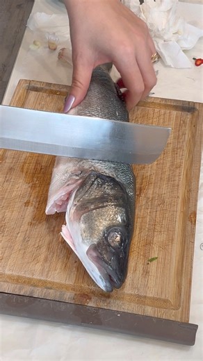 Comment nettoyer et préparer le poisson bar pour la recette d’une soupe acidulée aux tiges de lotus ? #lotus #khmerfoods #soupe #barpoisson #khmercooking | KonkhmerParis