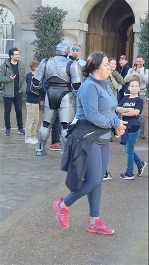 robocop-suit at king's horse.!! #lifeguards #horseguards | King's Guards England