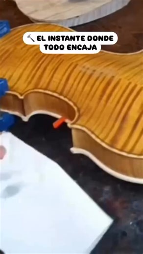 🎻 EL INSTANTE DONDE TODO ENCAJA Este es el momento más delicado de la construcción de un violín: el ensamblaje definitivo del cuerpo. Aros, tapa y fondo se encuentran tras semanas de trabajo individual. No hay margen de error. Cada curvatura, cada encaje, cada gota de cola caliente debe estar en armonía. Solo así se garantiza que la caja de resonancia vibre como un todo y el instrumento responda con riqueza y proyección. Detrás de esta imagen hay siglos de tradición luthier, donde la precisión 