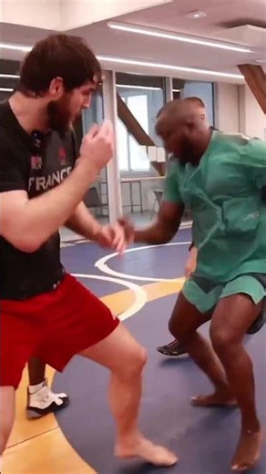 He meets the Senegalese wrestlers 💥