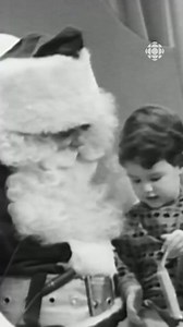 🎵🎅🎶« Au clair de la lune... » En 1962, une fillette, quelque peu timide, entonne une chanson pour le père Noël. Source : Reportage du 24 décembre 1962 #RadioCanada #ArchivesRC #rcarchives #archives #archivesrc #radiocanada #noel #perenoel #auclairdelalune #chanson | Les Archives de Radio-Canada