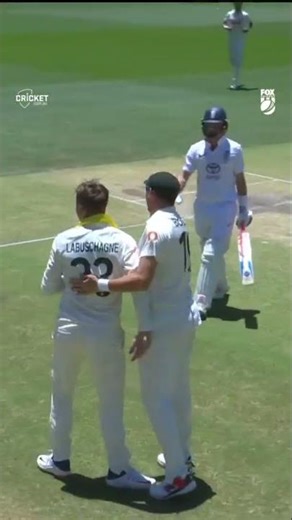 🚨 Screamer alert! 🚨 Labuschagne takes an all-timer! #Ashes