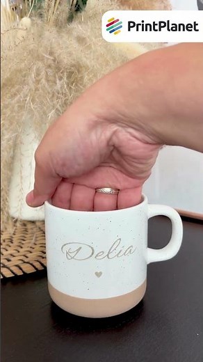 Moderne Keramiktasse mit individueller Gravur - Name, Logo oder Spruch - bei PrintPlanet gestalten