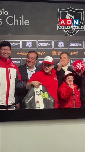 Colo-Colo and their special entrance onto the pitch with their new ambassadors