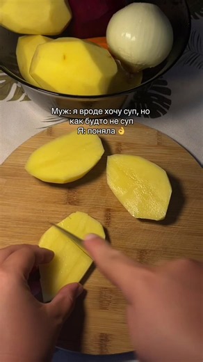 Ну всеми любимый борщ 🥣🤌🏼 Рецепт: Ставить варится бульон, в это время чистим овощи, и режем. Картофель и лук на кубики, морковь и свеклу на терке, капусту шинкуем. Отправляем жариться лук и морковь, добавляем свеклу, тушим чуть, добавляем пол столовой ложки уксуса и столовую ложку сахара. Добавляем чуть бульона для того, чтоб про тушились овощи. Когда бульон готов, мясо достаем, разделываем, добавляем обратно в бульон. Кидаем в кастрюлю капусту и картошку. Солим, перчим. Доводим до почти гото