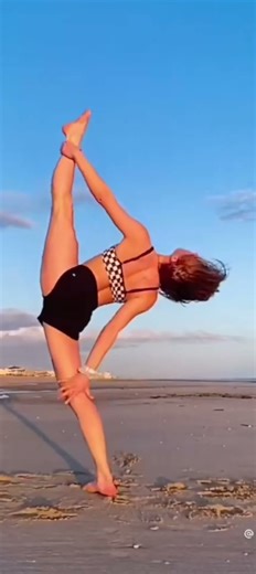 stretches gymnasts do #StretchesGymnastsDo #GymnasticsTraining #Flexibility #StrengthAndFlexibility