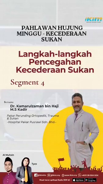 SEGMENT 4: LANGKAH- LANGKAH PENCEGAHAN KECEDERAAN SUKAN 1. Pemanasan dan Regangan - Lakukan pemanasan selama 10-15 minit sebelum bersukan untuk meningkatkan aliran darah ke otot. - Regangkan otot utama untuk meningkatkan fleksibiliti dan mengurangkan risiko ketegangan otot. 2. Teknik yang Betul - Pastikan menggunakan teknik yang betul semasa melakukan aktiviti sukan. - Belajar teknik daripada jurulatih atau pakar untuk mengelakkan kecederaan pada sendi atau otot. 3. Gunakan Peralatan yang Sesuai