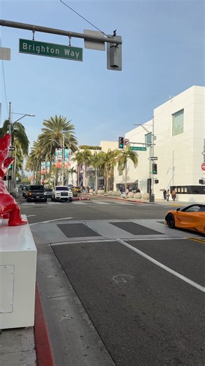 A striking automotive moment unfolded on Rodeo Drive in Beverly Hills as a 2024 Rolls-Royce Cullinan majestically passed a parked 2024 McLaren 750S Spider, highlighting the city’s penchant for luxury and performance vehicles. The Cullinan, renowned for its opulent design and commanding presence, starts at approximately $394,350, with the Black Badge variant beginning around $453,250 . Its 6.75-liter V12 engine ensures a smooth yet powerful ride, embodying Rolls-Royce’s commitment to excellence. 