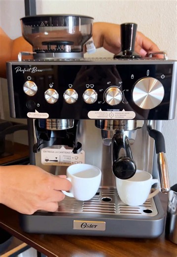 Máquina de espresso Oster: espresso intenso y capuchino cremoso