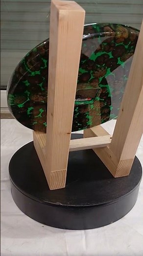 Handgemachter Epoxidharz-Uhr mit Zapfen – Einzigartiges Design 🌲✨