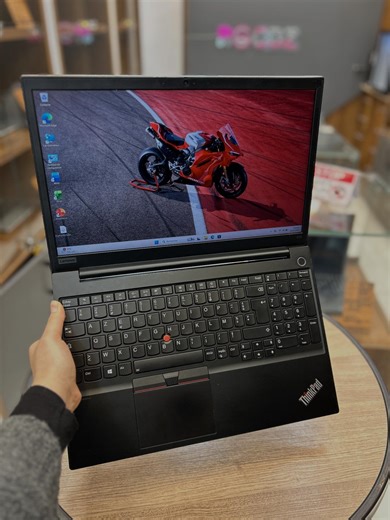 ‎ROCDZ | سيفي وليد | Pc Laptop‎ on Instagram: "𝗥𝗢𝗖𝗗𝗭 💻 met en vente Lenovo Thinkpad E15 ( Ref : V3-22) 💠 Processeur :Intel core i5-10210U Min:1.6GHz/ Max:4.2Ghz (8 CPUs) Cœurs 4 / Threads 8 💠 RAM : 16GB DDR4 vitesse : 2667MHZ 💠 SSD : 256GB NVME 💠 Clavier Qwerty + empreinte 💠 Carte Graphique : Intel UHD Graphics 💠 Système d’exploitation : Windows 11 💠 Poids : 1.8Kg 💠 État : 9.5/10 ( CTR