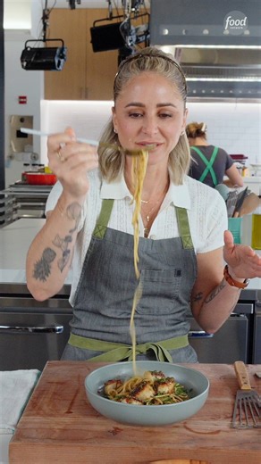 On this week's #BobbysTripleThreat, Bobby Flay challenges the chefs to cook with scallops in one round 👀 Here's how Brooke Williamson would use them to make Scallops Piccata! See how the chefs use scallops on #BobbysTripleThreat this Tuesday at 8|7c. Get the recipe: https://foodtv.com/4oH0jP3 | Food Network