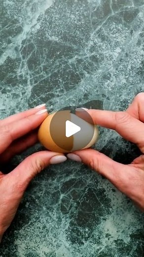 5-Minute Crafts on Instagram: "This is the easiest way to peel hard-boiled eggs! 😎 ⠀ ⠀ ⠀ #5mincrafts #foodhacks #kitchenhacks #egghacks #hardboiledeggs #howto #tipsandtricks #fooodhacks #kitchentips"