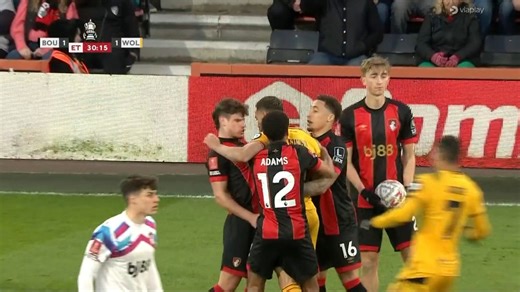 Milos Kerkez wordt geslagen, geschopt én krijgt een kopstoot