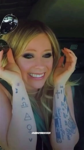 Avril Lavigne 𝔽𝕒𝕟𝕡𝕒𝕘𝕖 | Jay Leno’s Garage with Avril Lavigne - 2020 | Instagram
