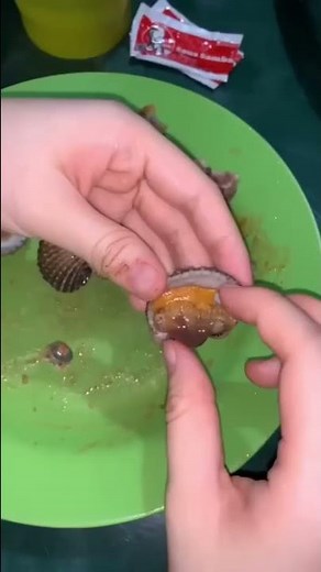 buy clams get free crab