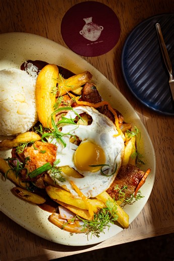 Un plato clásico como el lomo saltado encuentra en la alpaca un acompañante con verdadero carácter. De esos que uno pide casi por instinto, sin mirar el menú. La historia del lomo saltado empieza a finales del siglo XIX, cuando los cocineros cantoneses llevaron a las cocinas limeñas la técnica del wok y el salteado. Allí, entre cebollas, tomates y fuego alto, nació un plato que se volvió propio. Con el tiempo se sumó la papa, y el lomo saltado tomó la forma que conocemos hoy. En Chicha le damos 