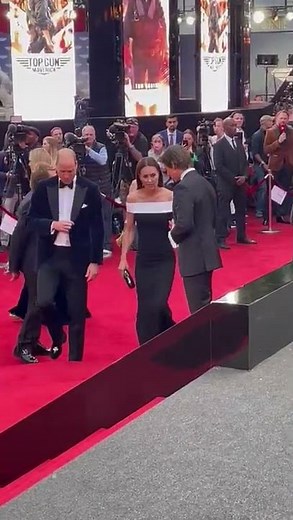 Tom Cruise Helps Kate Middleton During the Top Gun 2 Premiere | HELLO!