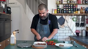 Klassisk dansk æggekage med sprød bacon og frisk tomat