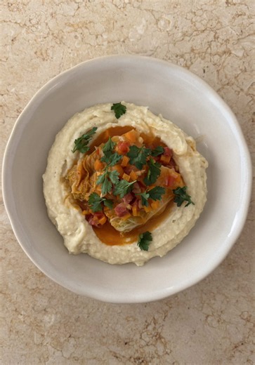 Há pratos tradicionais que sabem sempre bem! 🤍 Salsichas com couve-lombarda, um clássico da cozinha portuguesa, simples, reconfortante e perfeito para aqueles dias em que apetece comida caseira. 🛒 Ingredientes: -Salsichas frescas -Couve-lombarda -Cebola -Alho -Cenoura -Tomate -Polpa de tomate -Vinho branco -Azeite -Sal -Pimenta -Louro -Coentros -Puré de batata (para acompanhar) Guarda a receita para experimentares em casa! 🍲 #salsichas #couvelombarda #puré #salsichasemcouvelombarda #tomate