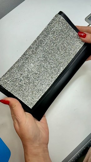 ✨ Hai mai pensato di realizzare una pochette unica e scintillante? 👜✨ Nel mio ultimo video tutorial, ti mostrerò passo dopo passo come creare una fantastica pochette in simil pelle decorata con applicazioni sbrilluccicosa 🌟 Perfetta per ogni occasione, questo accessorio darà un tocco di originalità al tuo look! Non perdere l’opportunità di mettere alla prova la tua creatività! Ti aspettiamo nel video! 🎥 👉 Fai sapere nei commenti se proverai a farla! E non dimenticare di mettere un like se ti