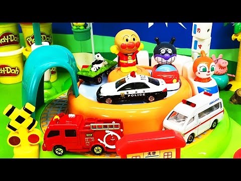 はたらくくるまとアンパンマン 働く車がスイッチいっぱいのりものステーションにのりこむよ パンダの車 パトカー ゴミ収集車 はとバス