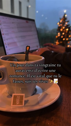 Le petit doigt en l’air quand on tape sur l’ordi, je suis la seule ? 😅✍🏼 #writing #writingabook #romance #booktokfr #autrice