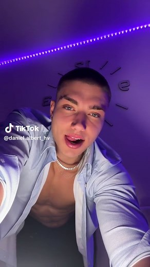 Hombres Guapos en Boxer y Sin Camisa: ¡Seducción en Pantalla!