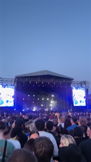 Insomnia - Kasabian | Music Video | Lively Crowd, Banger