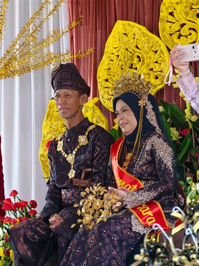 Majlis Perpisahan Cikgu Fatimah Bt Pawi sempena persaraannya setelah 38 tahun mencurahkan bakti sebagai pendidik. Seorang guru yang berjiwa ibu yang penyayang. Sentiasa lemah lembut dalam tutur kata dan perbuatannya. Seorang guru akan dirindui selalu oleh semua bekas anak murid dan rakan2 sekerjanya kelak. Selamat bersara Cikgu Fatimah. Semoga akan terus sihat dan hidup bahagia bersama keluarga tersayang dan anak cucu kelak. Terima kasih atas segala jasa cikgu. Jasamu sentiasa dikenang hingga ke