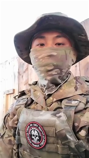 其实，这是我觉得最该能获得政庇的一类人，这比那些穆斯林绿🐷更符合政庇的标准。而当我看到留言区那一堆污言秽语的时候，我觉得很震惊。小粉红都是只有立场没有是非的傻逼，但是很多反共的人们也有很多只有立场没有是非的人。如果这个人是在到了欧洲以后开始揭露俄罗斯军队的黑暗，我觉得很有可能他是和在美国那些假政庇的华人一样的行为。可他是还在俄军军队里揭露俄罗斯军队的黑暗，我不认为他当时就已经是在为政庇做准备了，因为那种情况下说出这些，死亡的风险远大于成功逃离的可能。人总是要有迷茫、不清醒的时候，有多少华人一天小粉红都没做过呢？各位能知道自己过去受的教育，看的媒体有问题，怎么别人就不能改过自新呢？如果是王菊花、夏荷那种，开始反，后面又开始舔的，骂他就好了。