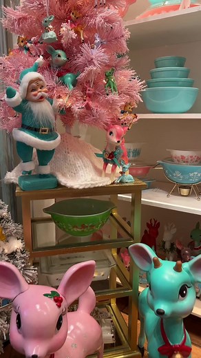 A little Pyrex Christmas bowl moment. #pyrex #HolidayOREOke #vintage