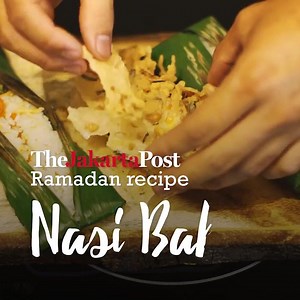 At a glance, the cooking technique for nasi bakar (grilled rice in banana leaf) is highly similar to that of fried rice. However, The Westin Jakarta’s executive sous chef Denny Boy Gunawan says that the banana leaf used in nasi bakar sets the differences between the two dishes. WATCH: https://bit.ly/35vxSMI | The Jakarta Post