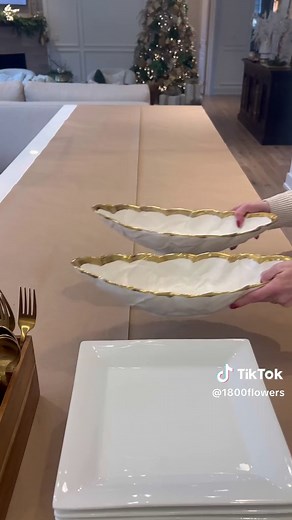 Who’s hosting this Christmas? 💐 Make your holiday season a breeze with this DIY buffet station. #diybuffet #christmasdinnerparty #christmastablesetting #diychristmas #christmasbuffet