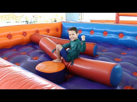 CRIANÇA BRINCANDO NO PLAYGROUND com ESCORREGADOR GIGANTE - Especial Férias