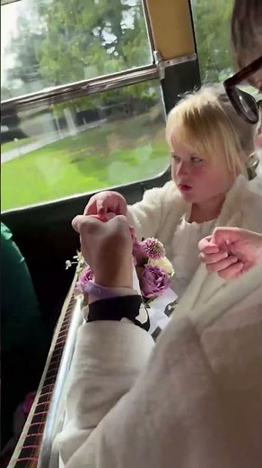 🚌 Unforgettable Vintage Bus Entrance at London Wedding! 🎉👰🚌 Vintage Bus: London Wedding Party! 🚌