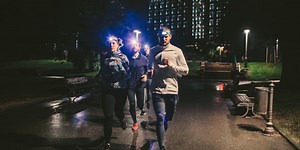 Así es la linterna frontal para correr más vendida de Amazon y que no se coloca en la cabeza