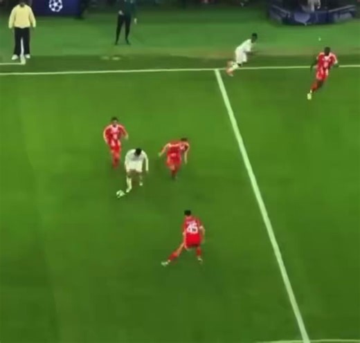 Yo creo que @KMbappe es el futbolista con menos IQ futbolístico del planeta, no sabe jugar al fútbol colectivamente hablando o es el más egoísta de todos, que no lo creo porque eso diría que no le importan sus compañeros ni su club.