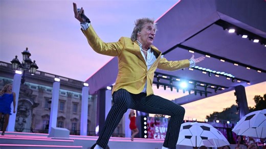 Hollywood Minute: Rod Stewart to receive AMAs lifetime achievement honor