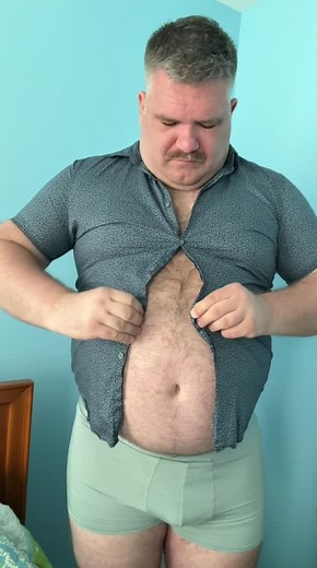 The buttons are hidden. That’s why I can’t button up my shirt #fatdad #obeseprivilege #obesemen