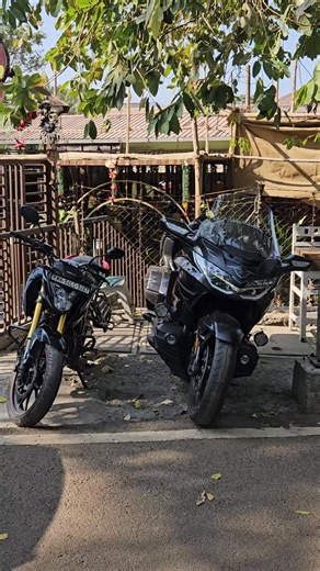 Anandhu on Instagram: "Honda Gold Wing is a motorcyle on ASTEROIDS🔥 Celebrating its 50th anniversary in 2025, the Honda Gold Wing remains the "King of Motorcycles," a luxury touring icon powered by a legendary 1,833cc flat-six engine. This "private jet on two wheels" blends turbine-smooth power with cutting-edge tech, including an optional 7-speed DCT, double-wishbone suspension, and an industry-exclusive rider airbag. From its 7-inch TFT display with wireless smartphone integration to its nimb