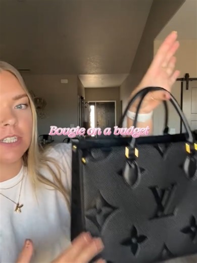 Discover the art of practical luxury with this oversized tote. Its durable construction and distinctive pattern are made for a dynamic, on-the-go lifestyle. #OversizedBag #PracticalLuxury #DynamicStyle #DailyCarry #onthego