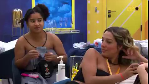 Não é de hoje que a Milena adora comentar na frente da Ana Paula sobre o tanto que ela sabe a respeito da vida dos maiores desafetos da Ana no BBB16, —um deles sendo nada menos que Renan Oliveira, responsável por provocar a expulsão dela junto das demais rivais e logo Munik, sua aliada no jogo e vencedora (graças à torcida viúva dela) que quando saiu da casa “mudou completamente” o comportamento com a Ana por enxergá-la como uma pessoa polêmica e dado o sonho de fazer carreira na emissora ter re